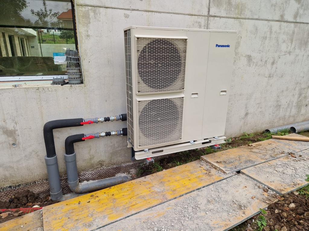 Instalación de unidad exterior de aerotermia en vivienda en Asturias